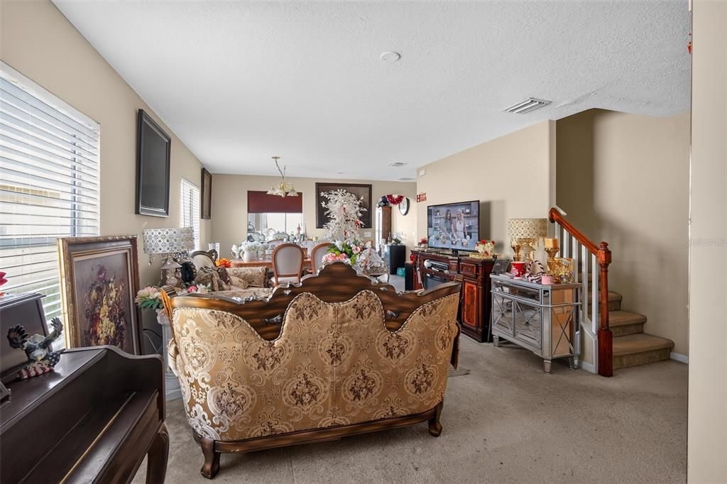 For Sale: $349,900 (5 beds, 2 baths, 2212 Square Feet)