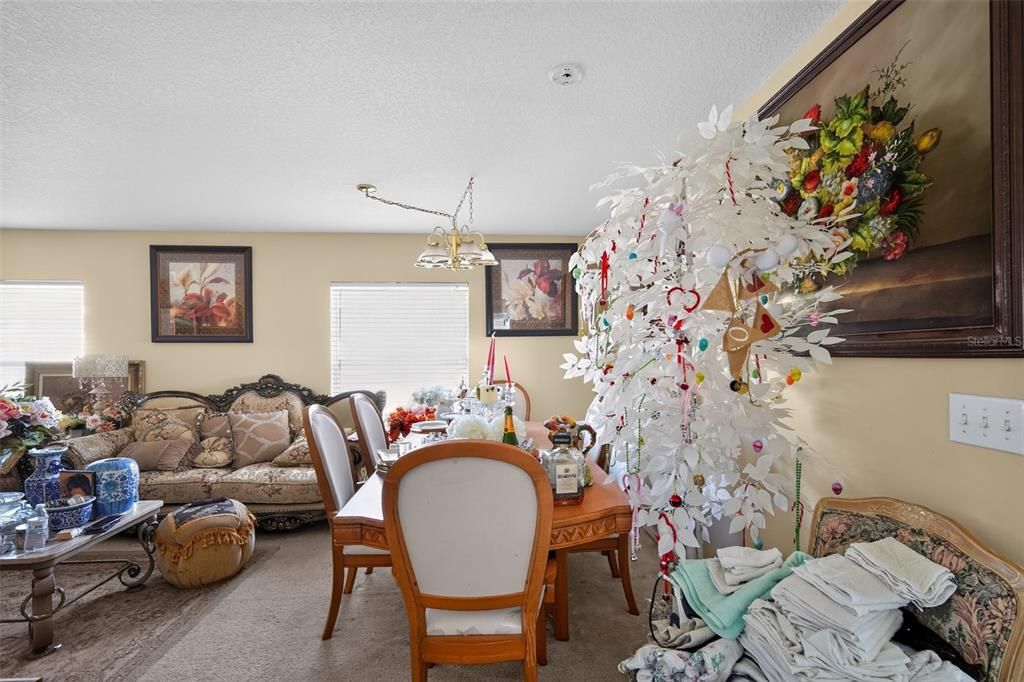 For Sale: $349,900 (5 beds, 2 baths, 2212 Square Feet)