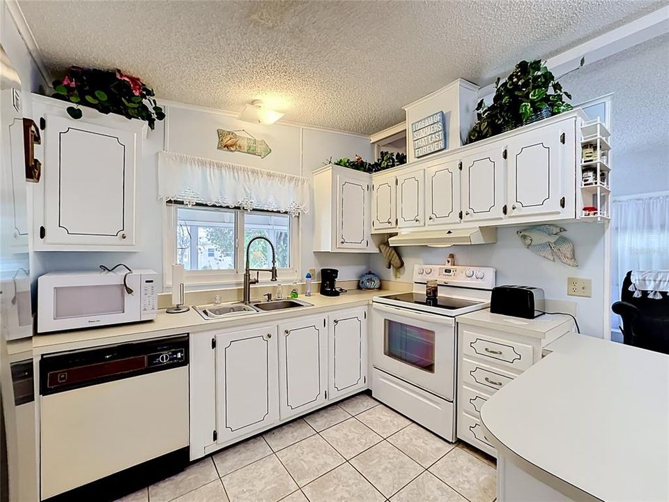 For Sale: $144,000 (3 beds, 2 baths, 936 Square Feet)