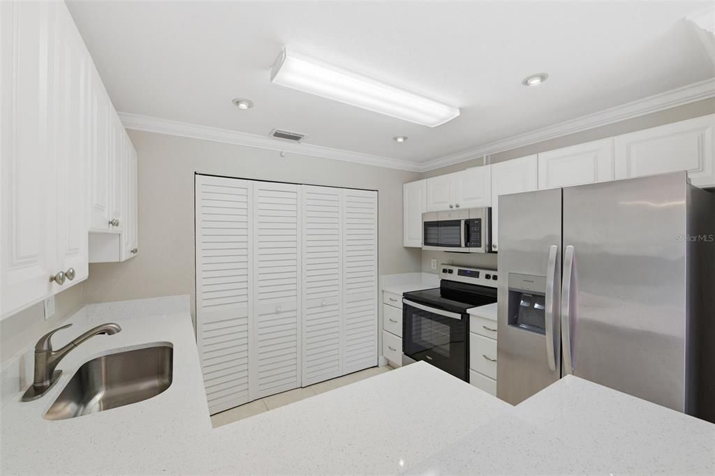 На продажу: $369,900 (2 спален, 2 ванн, 1130 Квадратных фут)