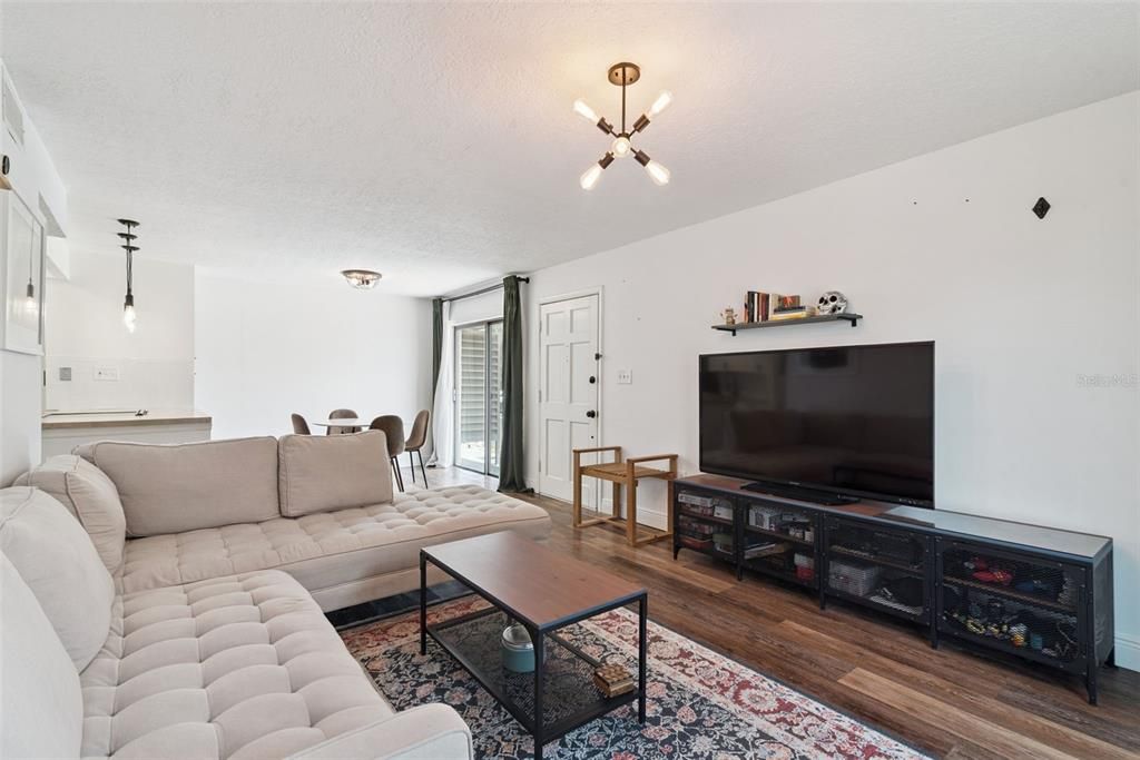 For Sale: $150,000 (1 beds, 1 baths, 695 Square Feet)