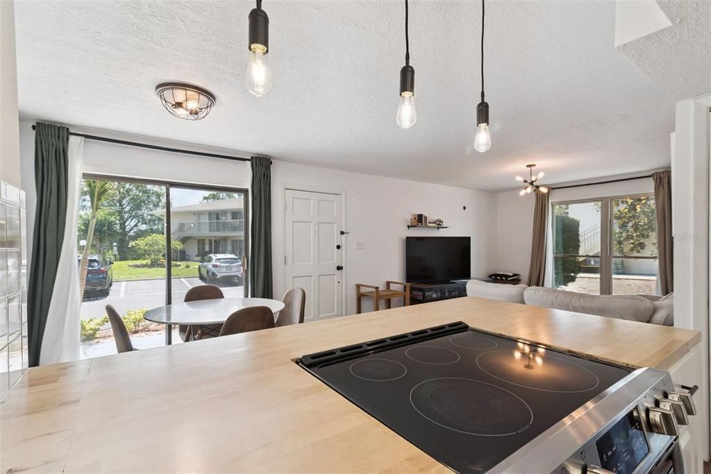For Sale: $150,000 (1 beds, 1 baths, 695 Square Feet)
