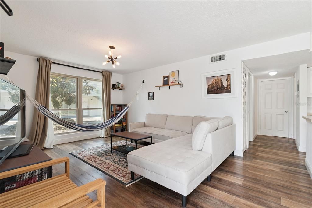 For Sale: $150,000 (1 beds, 1 baths, 695 Square Feet)
