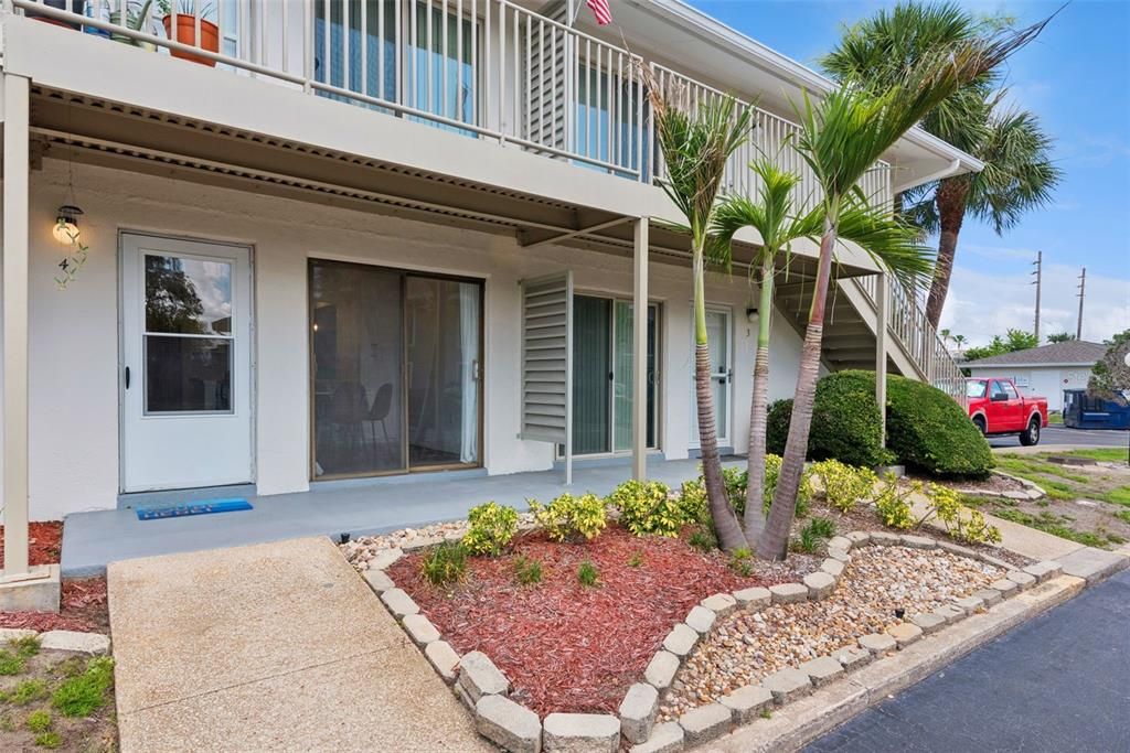 For Sale: $150,000 (1 beds, 1 baths, 695 Square Feet)