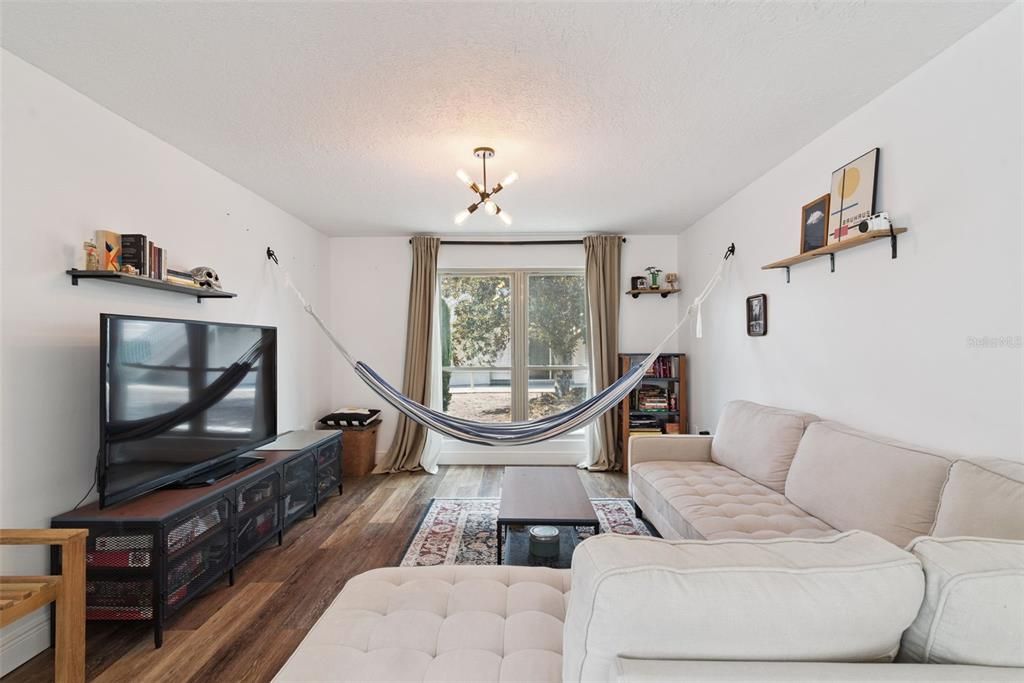 For Sale: $150,000 (1 beds, 1 baths, 695 Square Feet)
