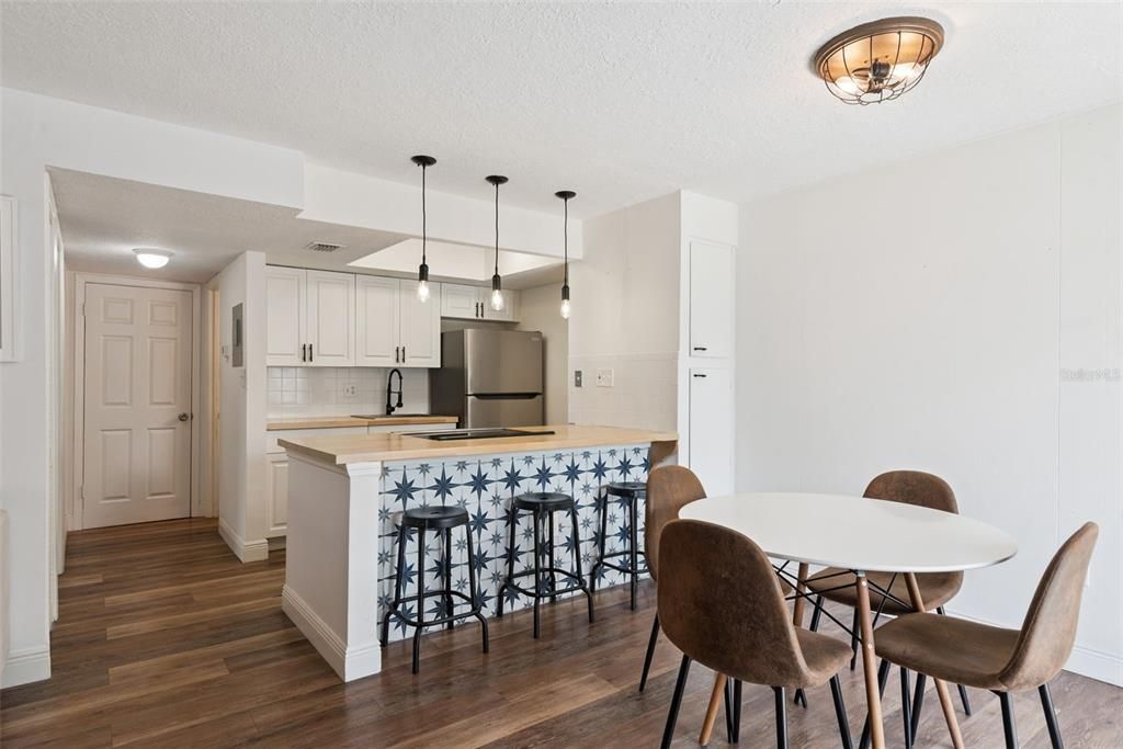 For Sale: $150,000 (1 beds, 1 baths, 695 Square Feet)