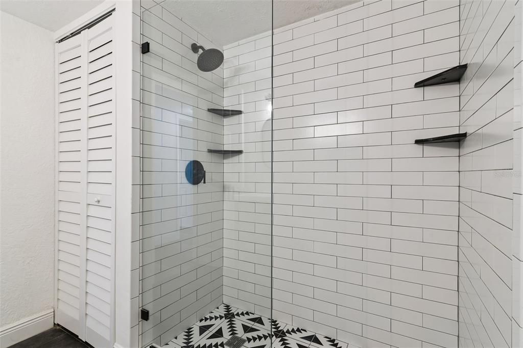 For Sale: $150,000 (1 beds, 1 baths, 695 Square Feet)