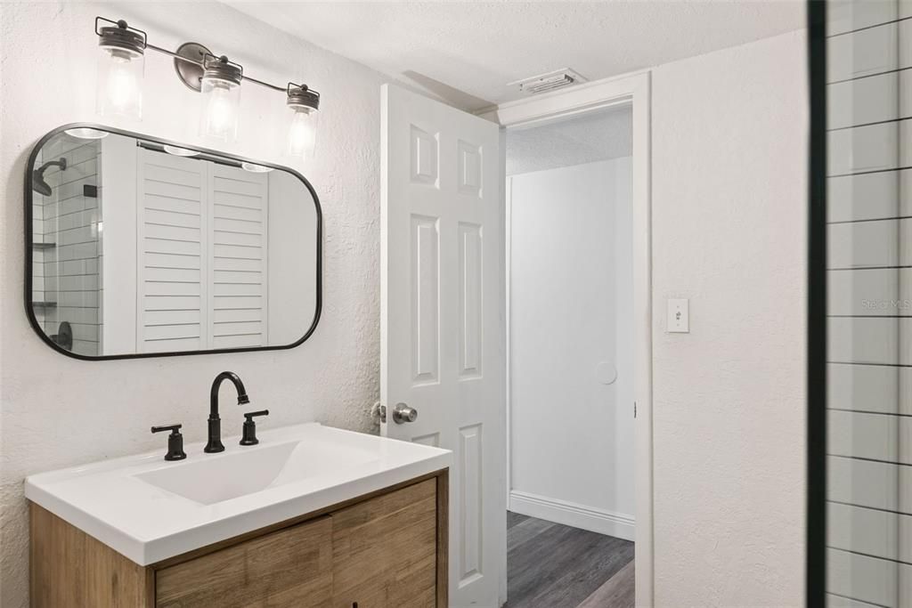 For Sale: $150,000 (1 beds, 1 baths, 695 Square Feet)