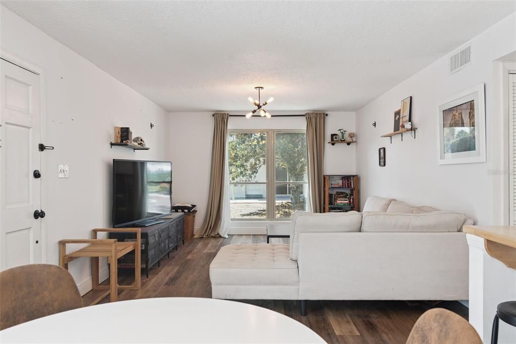 For Sale: $150,000 (1 beds, 1 baths, 695 Square Feet)