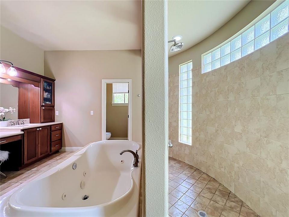 For Sale: $1,075,000 (4 beds, 4 baths, 3552 Square Feet)