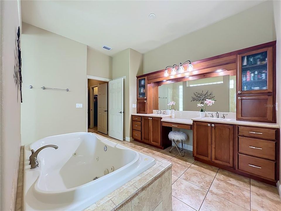 For Sale: $1,075,000 (4 beds, 4 baths, 3552 Square Feet)