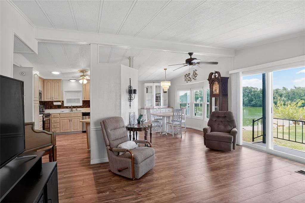 For Sale: $149,900 (2 beds, 2 baths, 1080 Square Feet)