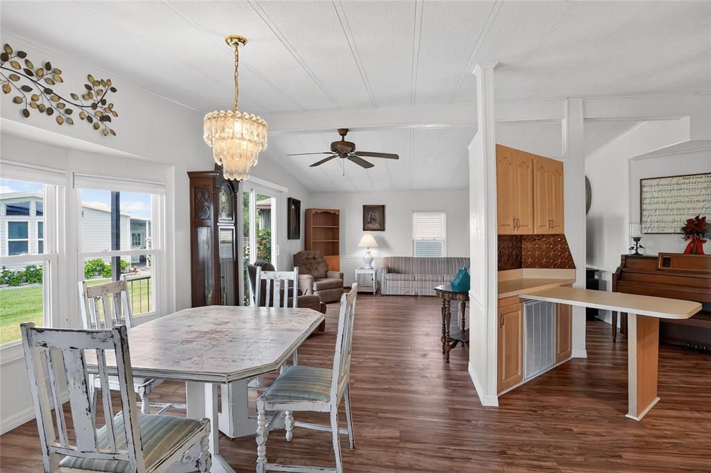 For Sale: $149,900 (2 beds, 2 baths, 1080 Square Feet)