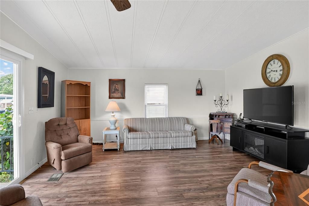 For Sale: $149,900 (2 beds, 2 baths, 1080 Square Feet)