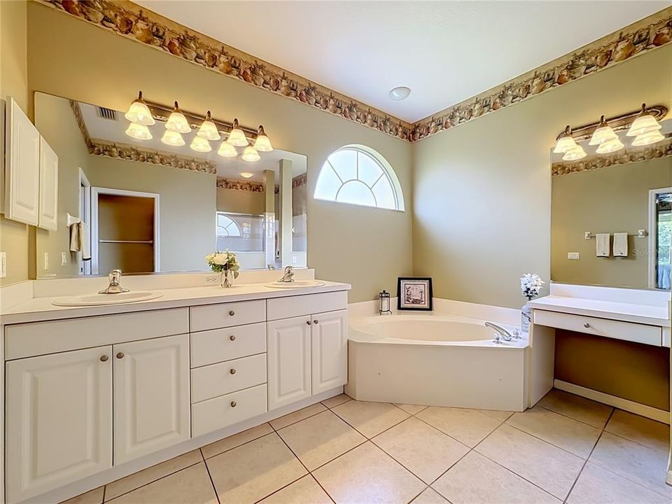 For Sale: $384,900 (2 beds, 2 baths, 2142 Square Feet)