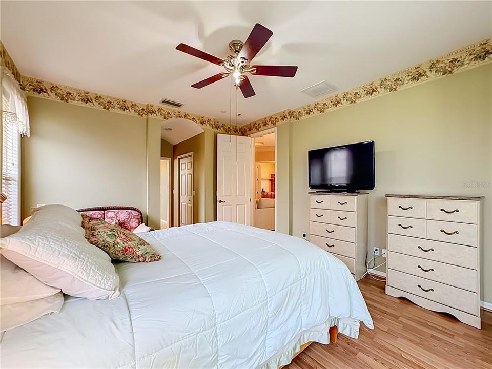 For Sale: $384,900 (2 beds, 2 baths, 2142 Square Feet)
