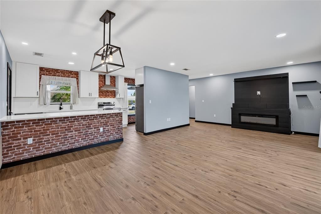 For Sale: $315,000 (3 beds, 2 baths, 1287 Square Feet)