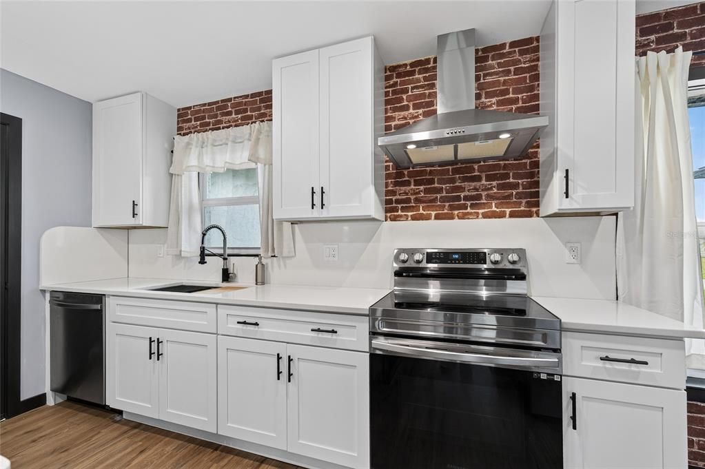 For Sale: $315,000 (3 beds, 2 baths, 1287 Square Feet)