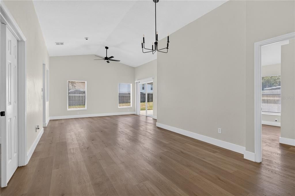 En Venta: $379,000 (4 camas, 2 baños, 1494 Pies cuadrados)