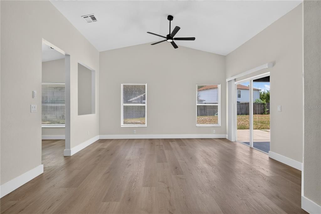 En Venta: $379,000 (4 camas, 2 baños, 1494 Pies cuadrados)