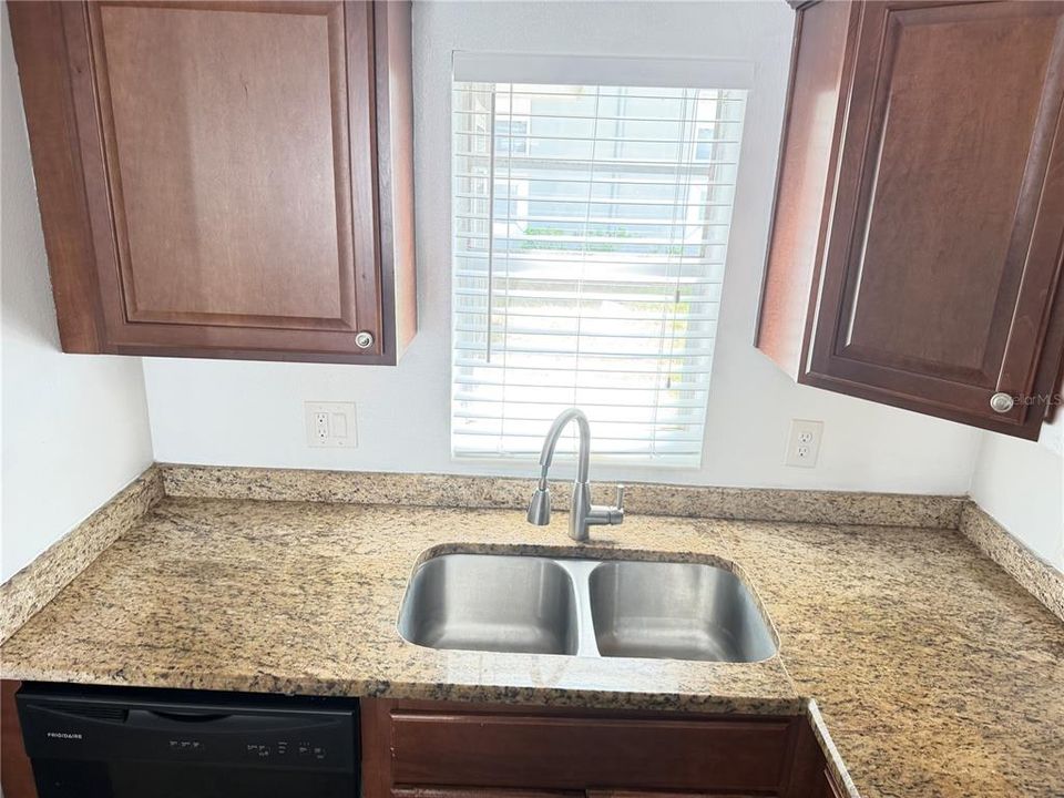 For Rent: $1,250 (2 beds, 1 baths, 891 Square Feet)