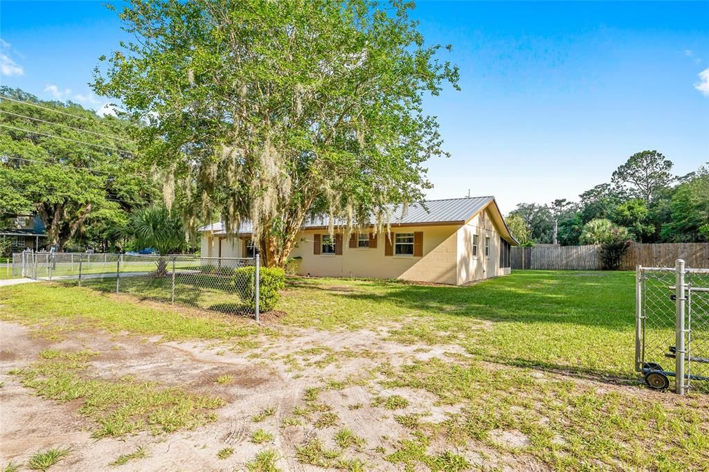 Active With Contract: $218,000 (3 beds, 2 baths, 1144 Square Feet)