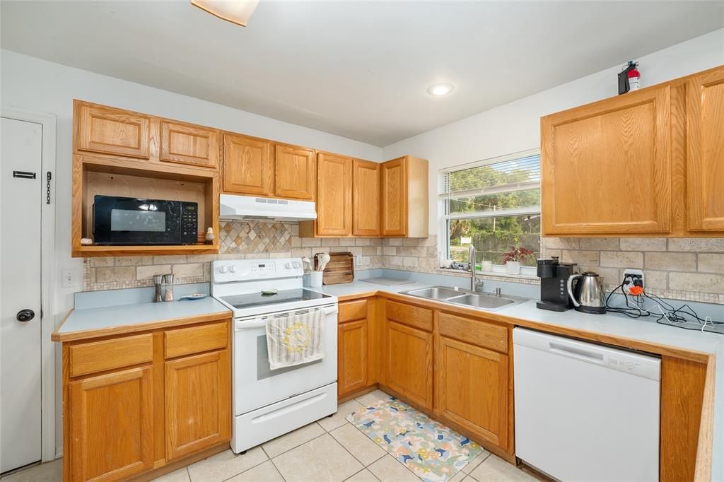Active With Contract: $218,000 (3 beds, 2 baths, 1144 Square Feet)