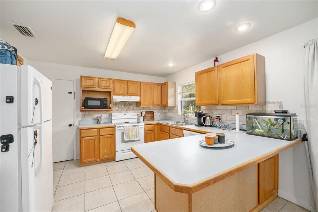 Active With Contract: $218,000 (3 beds, 2 baths, 1144 Square Feet)