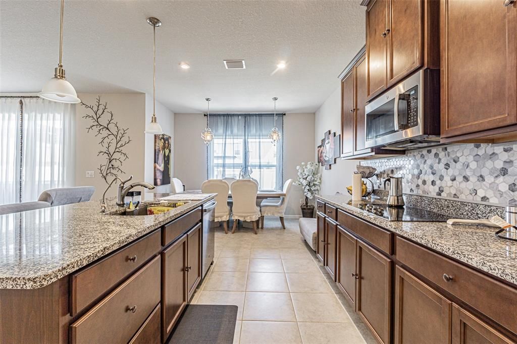 En Venta: $405,000 (4 camas, 2 baños, 2046 Pies cuadrados)
