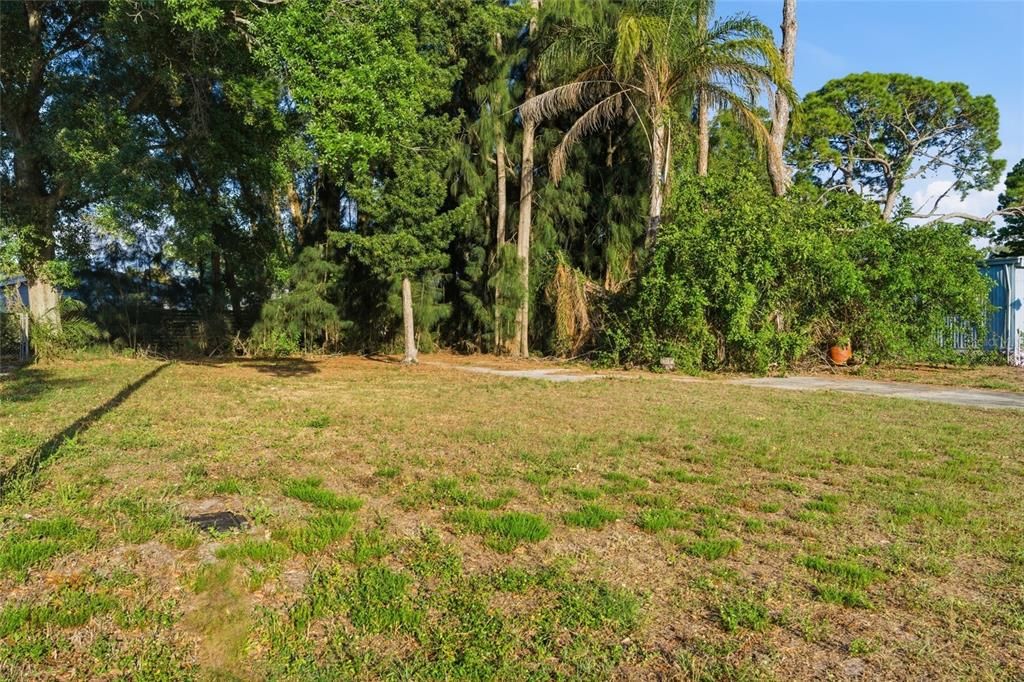 На продажу: $185,999 (0.12 acres)