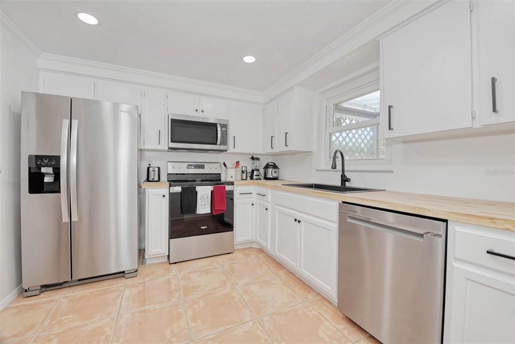 For Rent: $2,995 (2 beds, 2 baths, 891 Square Feet)