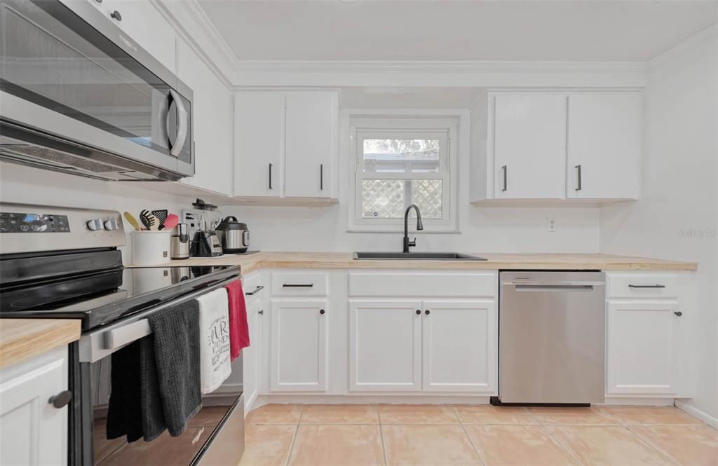 For Rent: $2,995 (2 beds, 2 baths, 891 Square Feet)