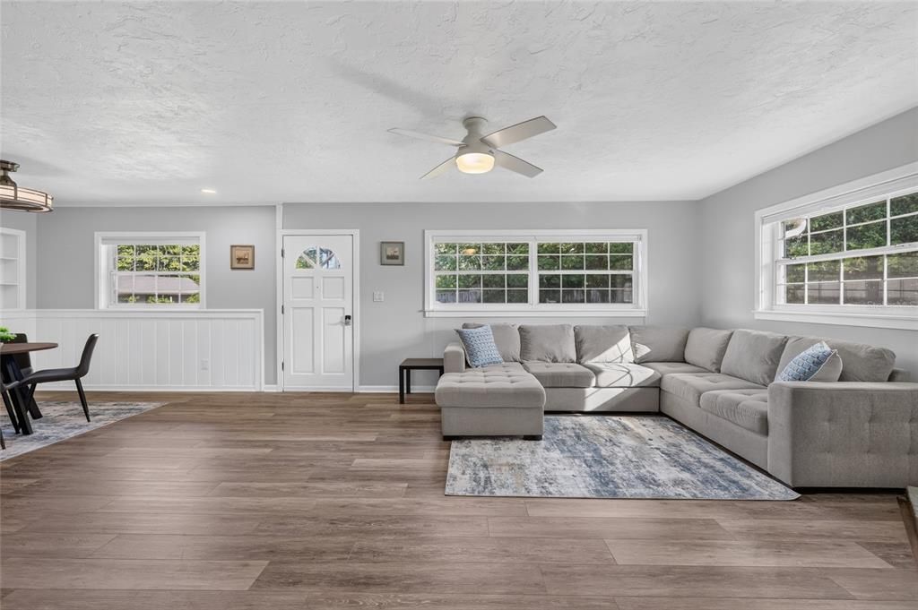 For Sale: $259,900 (2 beds, 1 baths, 1170 Square Feet)