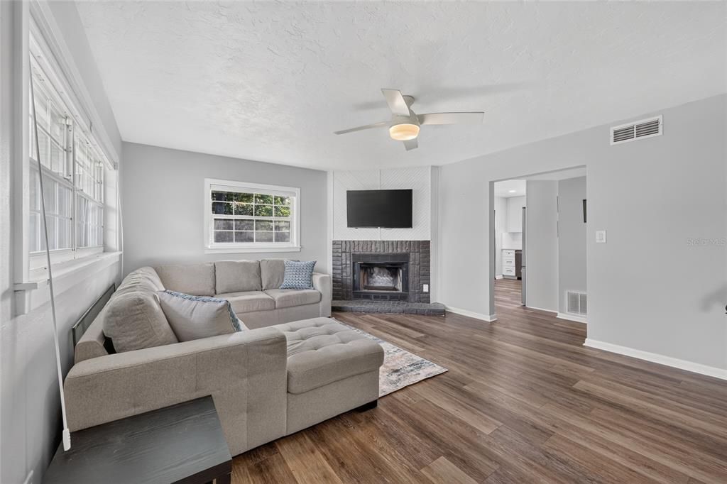 For Sale: $259,900 (2 beds, 1 baths, 1170 Square Feet)