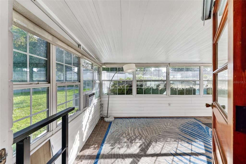 For Sale: $259,900 (2 beds, 1 baths, 1170 Square Feet)