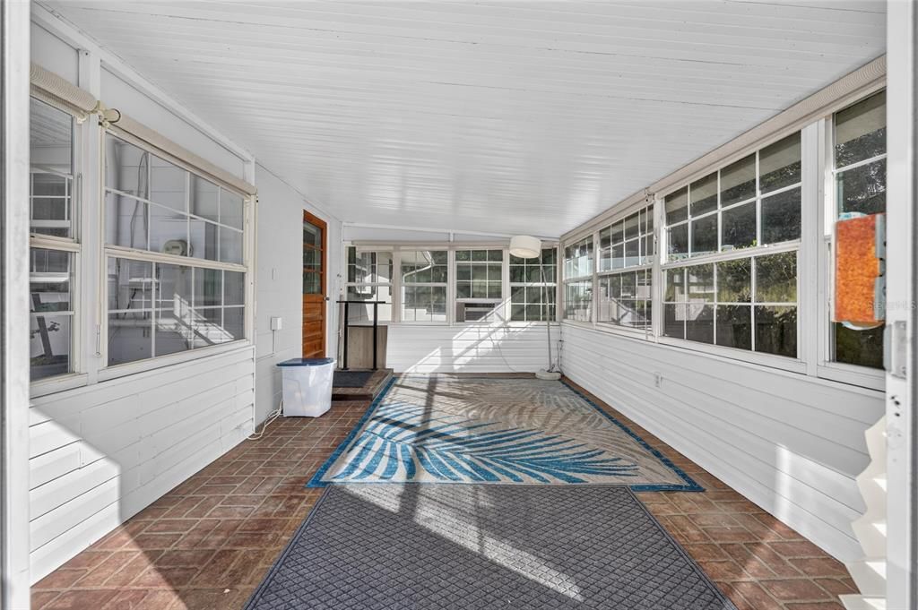 For Sale: $259,900 (2 beds, 1 baths, 1170 Square Feet)
