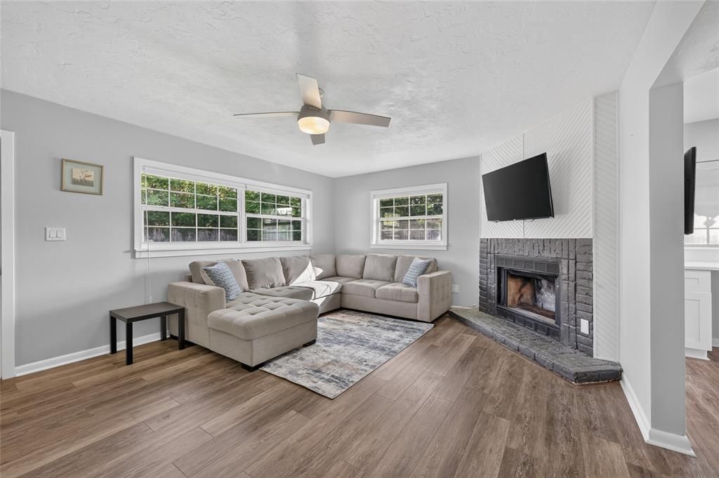 For Sale: $259,900 (2 beds, 1 baths, 1170 Square Feet)