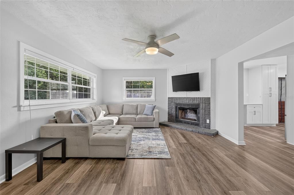 For Sale: $259,900 (2 beds, 1 baths, 1170 Square Feet)