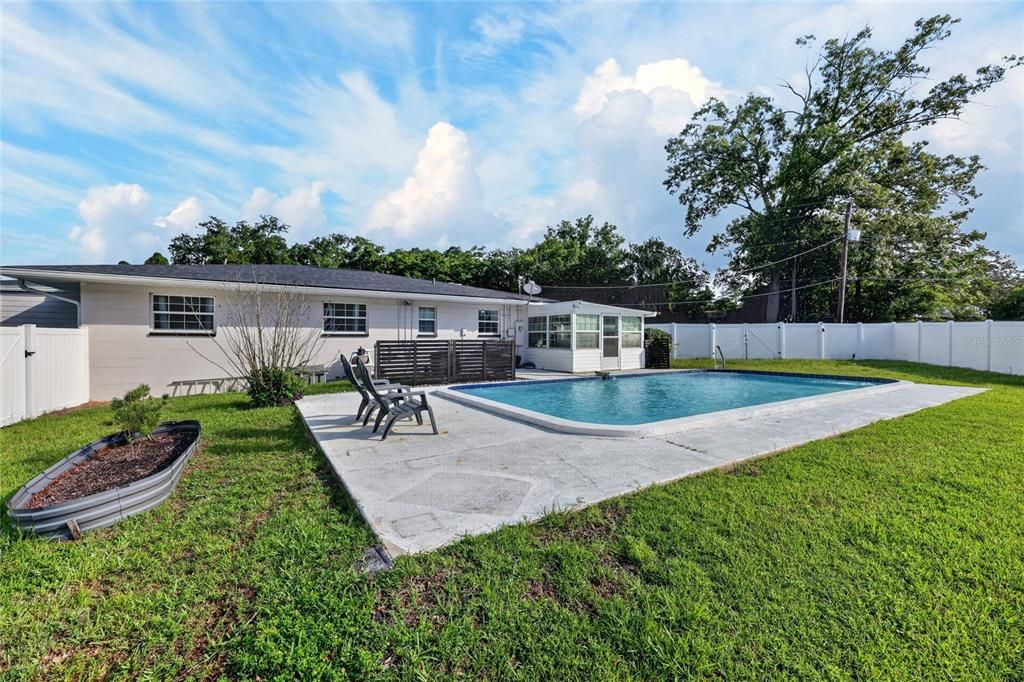 For Sale: $259,900 (2 beds, 1 baths, 1170 Square Feet)