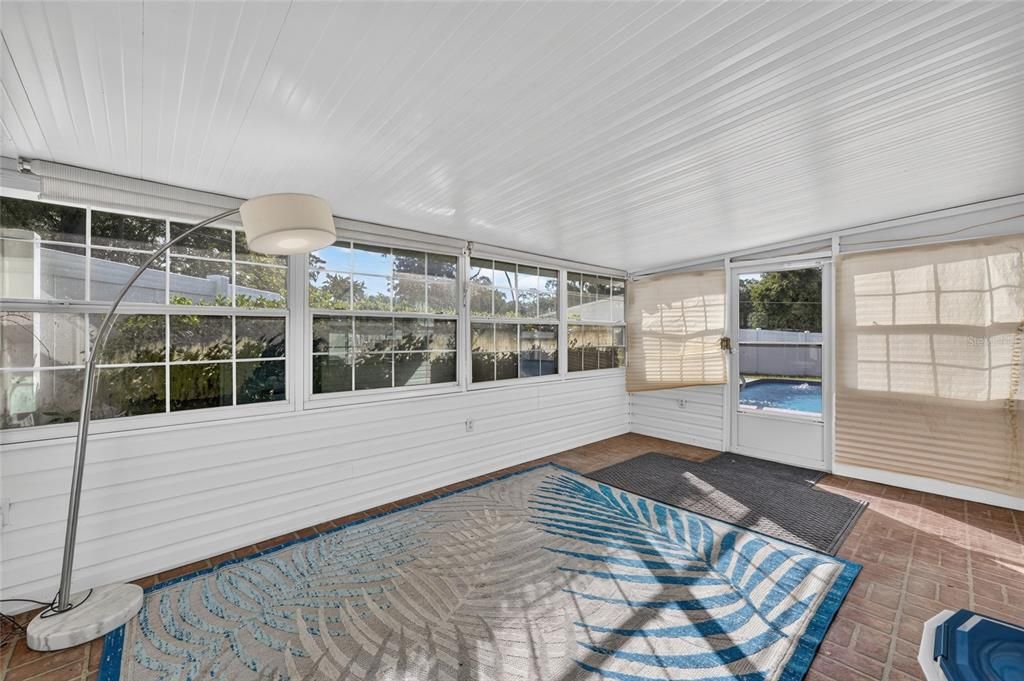 For Sale: $259,900 (2 beds, 1 baths, 1170 Square Feet)