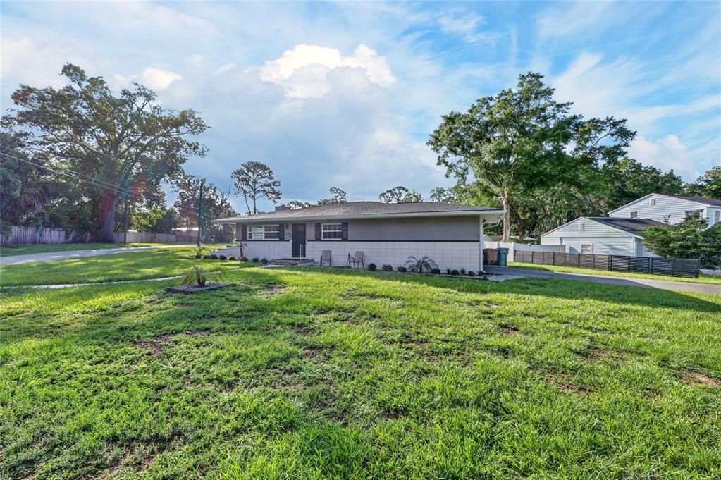 For Sale: $259,900 (2 beds, 1 baths, 1170 Square Feet)