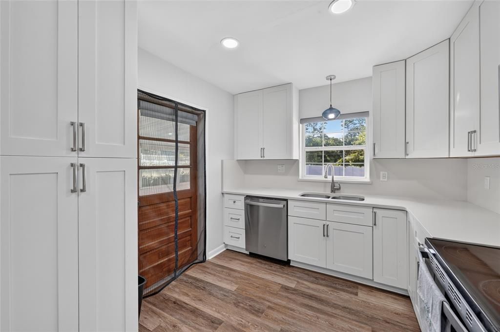 For Sale: $259,900 (2 beds, 1 baths, 1170 Square Feet)