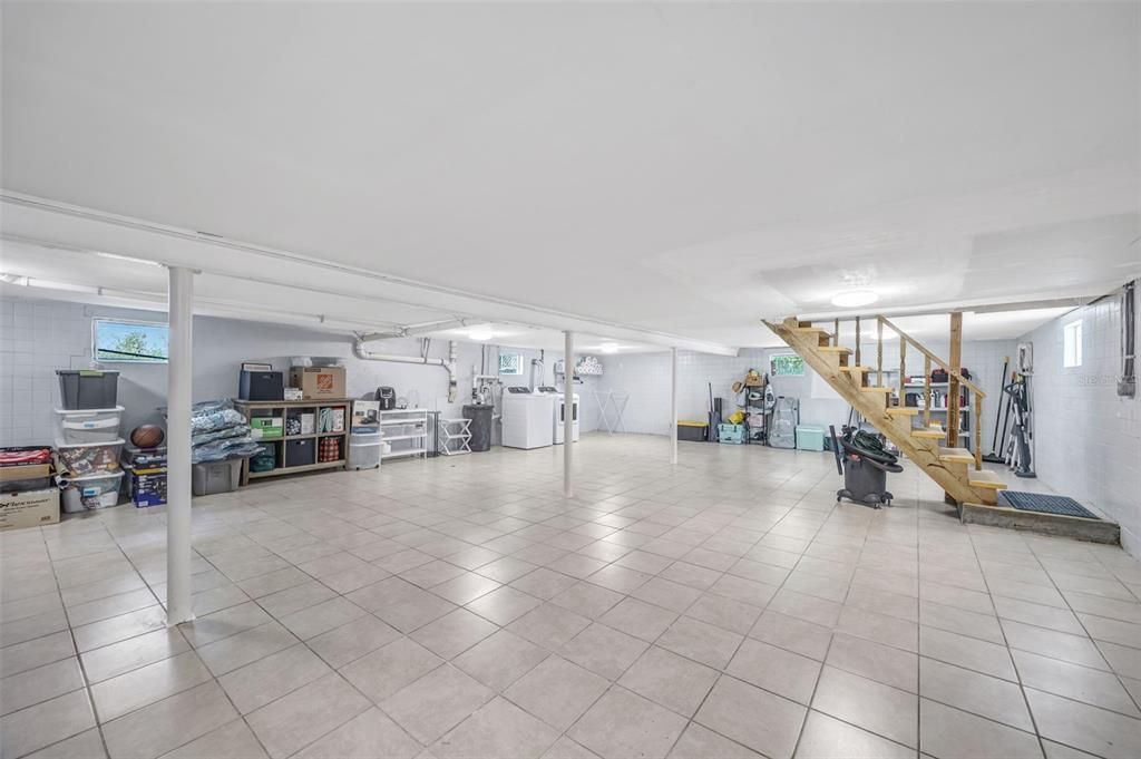For Sale: $350,000 (3 beds, 2 baths, 988 Square Feet)