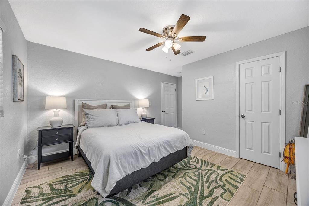 For Sale: $350,000 (3 beds, 2 baths, 988 Square Feet)