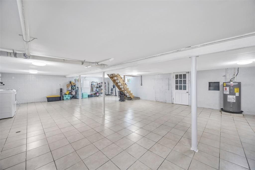 For Sale: $350,000 (3 beds, 2 baths, 988 Square Feet)
