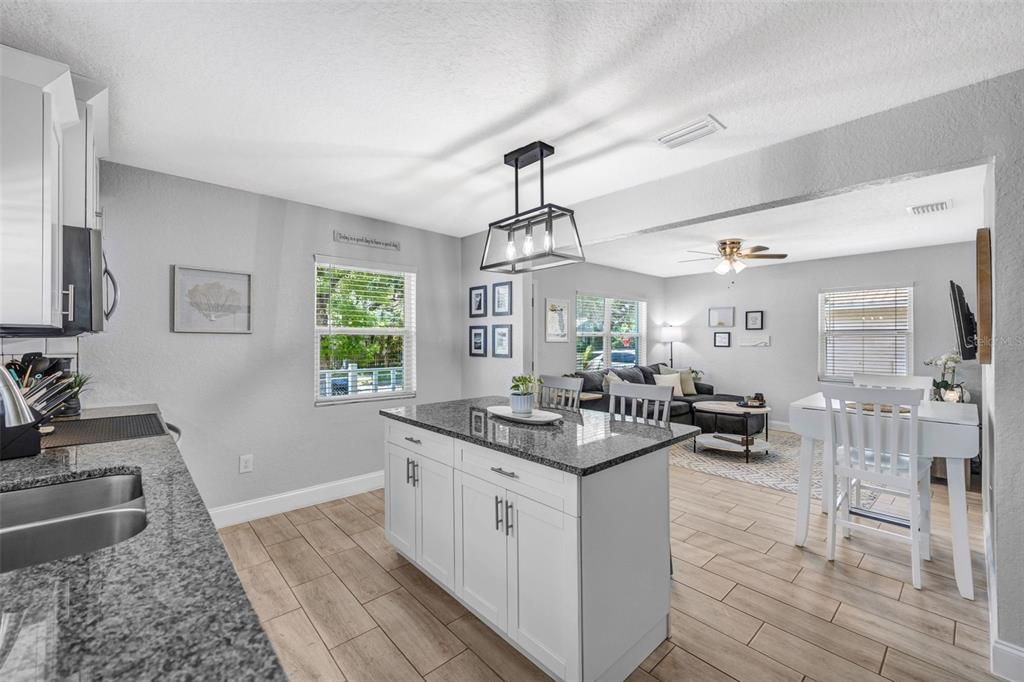 For Sale: $350,000 (3 beds, 2 baths, 988 Square Feet)