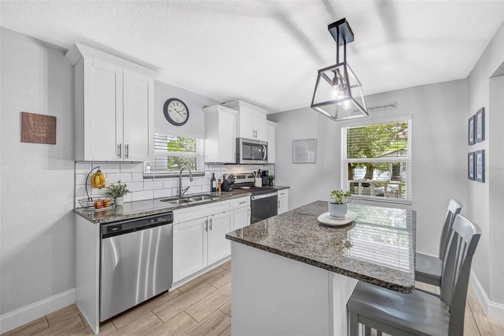 For Sale: $350,000 (3 beds, 2 baths, 988 Square Feet)