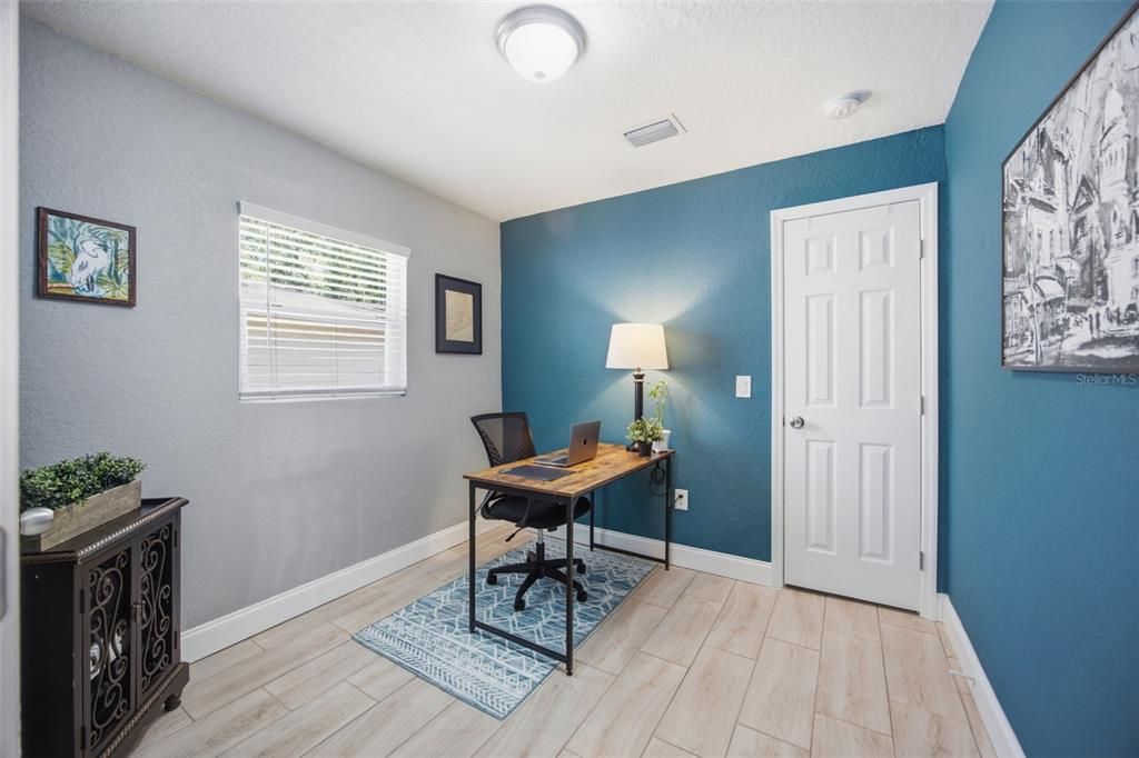 For Sale: $350,000 (3 beds, 2 baths, 988 Square Feet)