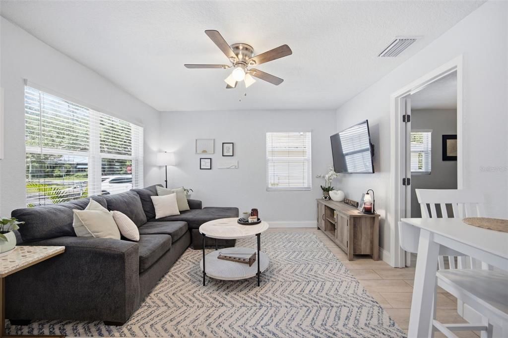 For Sale: $350,000 (3 beds, 2 baths, 988 Square Feet)