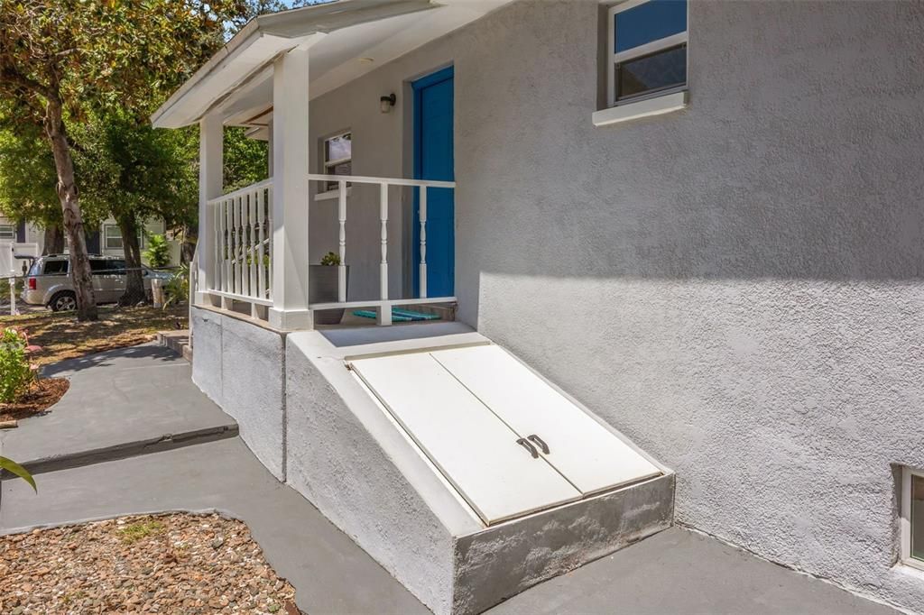 For Sale: $350,000 (3 beds, 2 baths, 988 Square Feet)